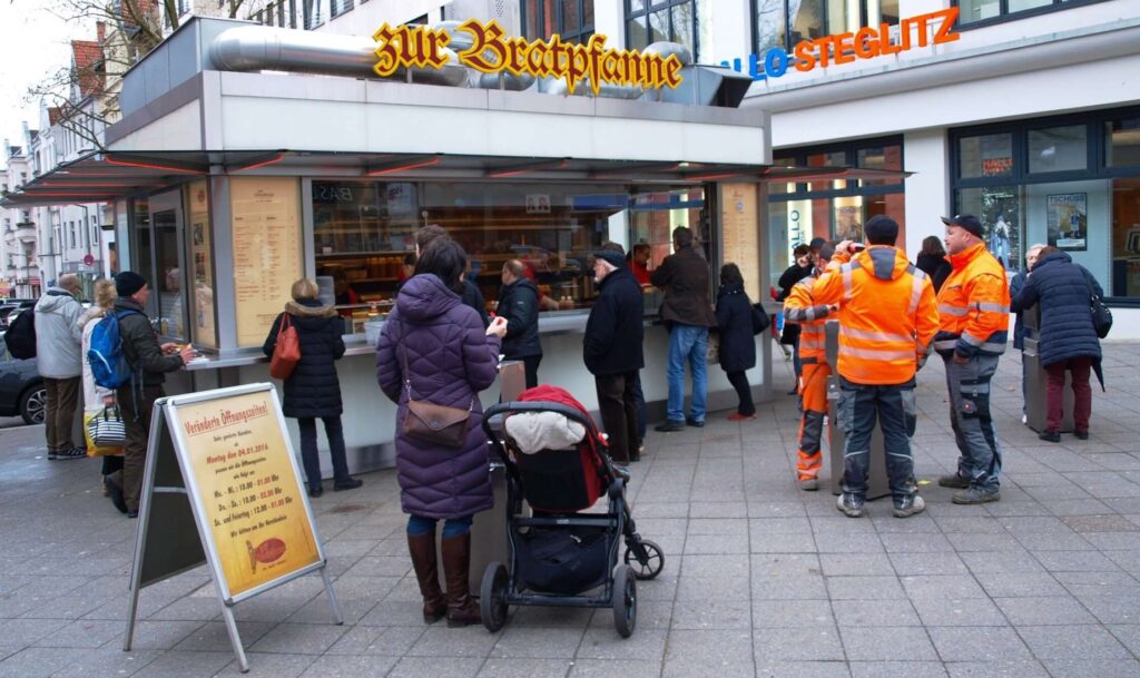 Menschen warten auf ihre Currywurst von Zur Bratpfanne in Berlin