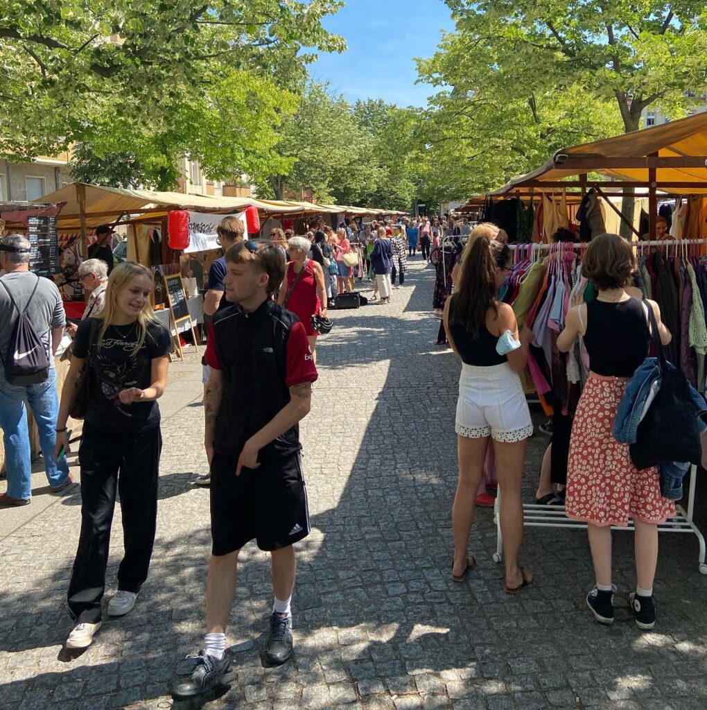 Visitors at the vintage flea market on Kranoldplatz