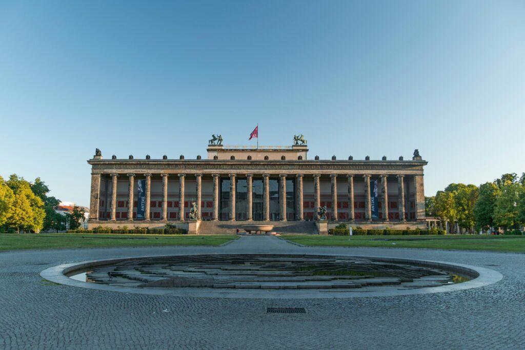 Das Pergamonmuseum auf der Museumsinsel in Berlin, ein faszinierendes Ziel für Kunstliebhaber bei einem günstigen Besuch in Berlin.