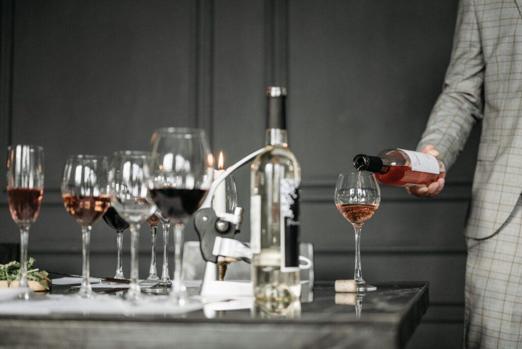 Elegante Weindegustation mit mehreren Gläsern Rot- und Roséwein auf einem Marmortisch, eine gehobene Möglichkeit für außergewöhnliche Orte zum Geburtstag feiern in Berlin.