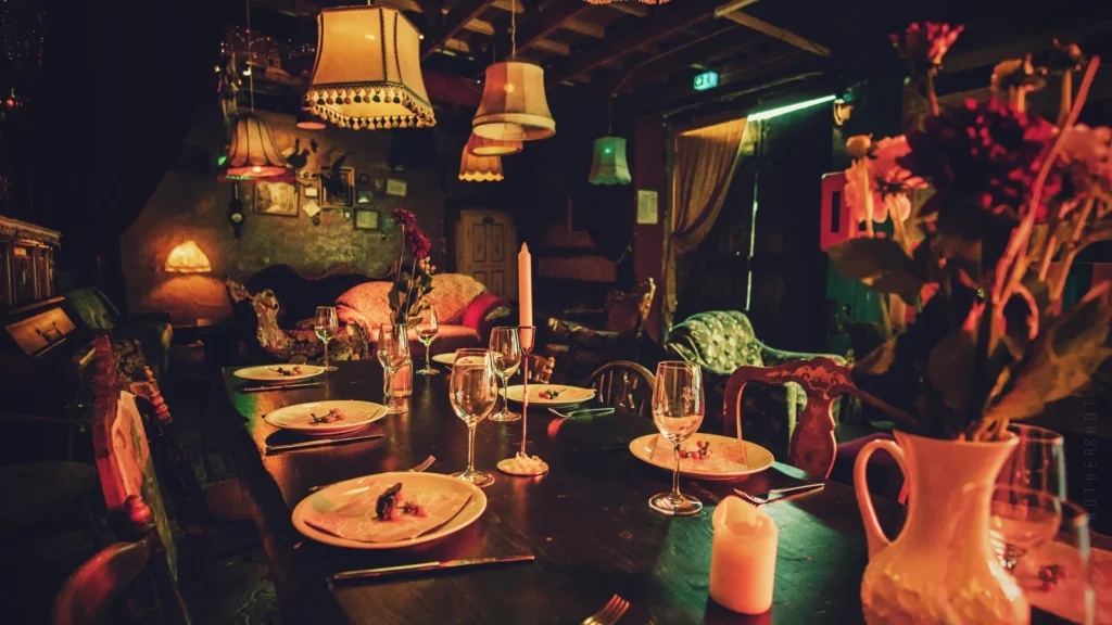 Detailreiche Vintage-Dekoration und gemütliche Sitzgelegenheiten im beliebten Berliner Veranstaltungsort Birgit & Bier.