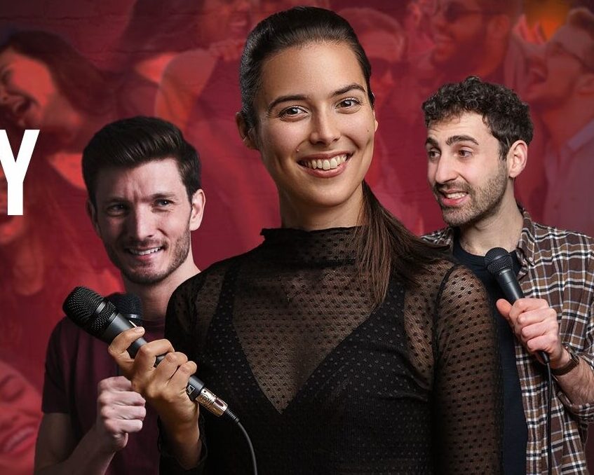 Fröhliche Atmosphäre während einer Comedy-Performance, aufgenommen in einem Berliner Comedy-Club.
