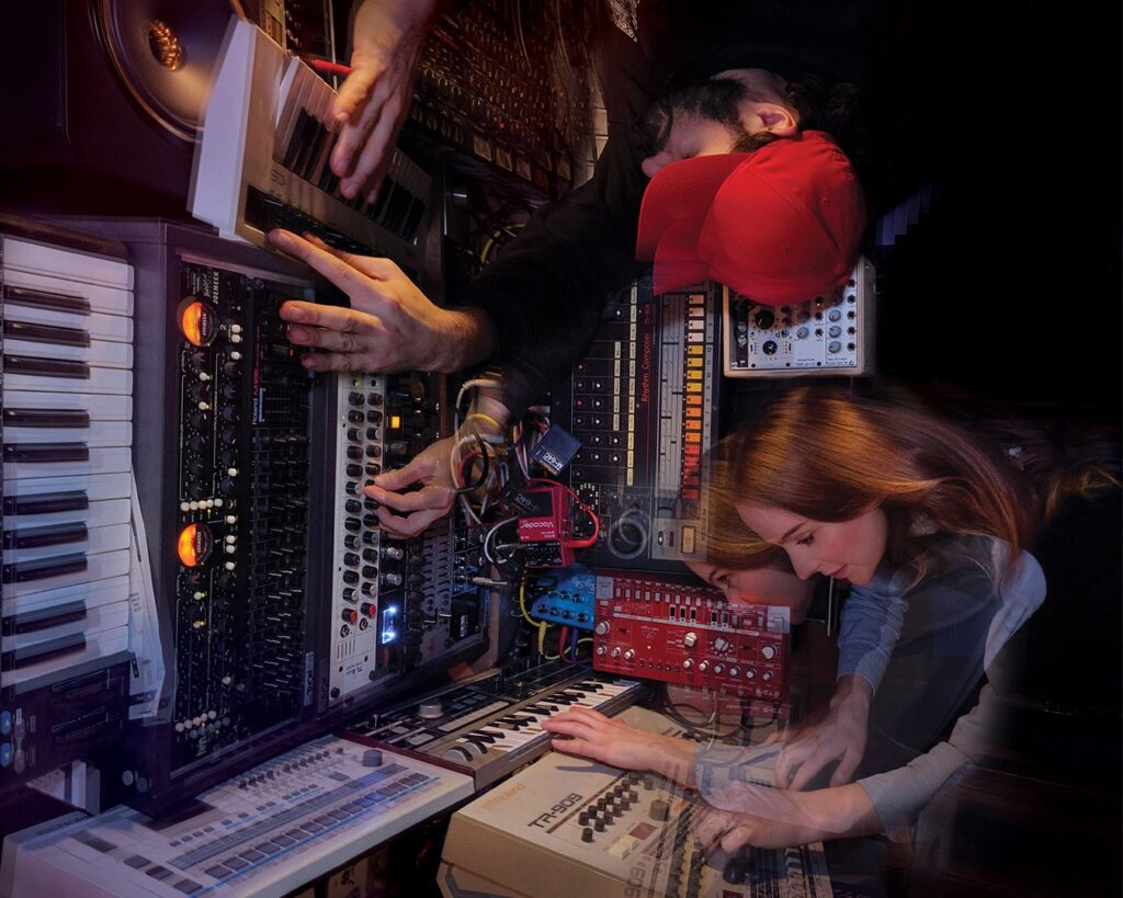 Elektronische Musiksessions mit intensiver Nutzung von Equipment und Synthesizern durch zwei Produzenten im Tresor Berlin.